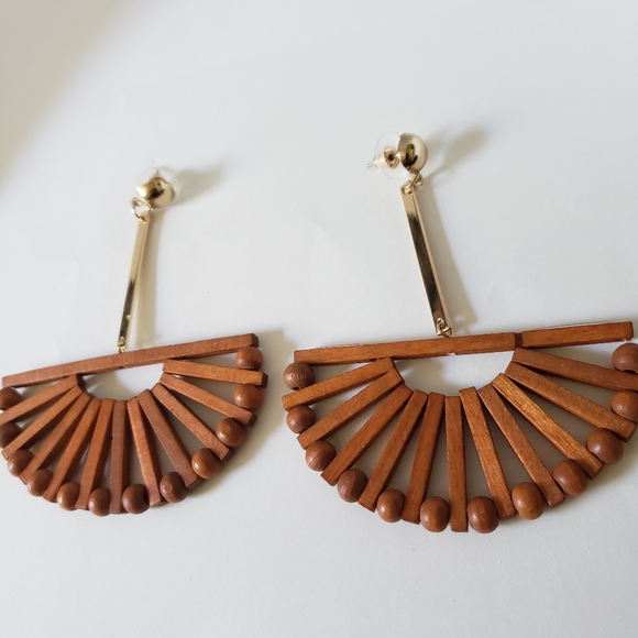 Bohemian wood and gold dangle earrings - Picture 8 of 8
